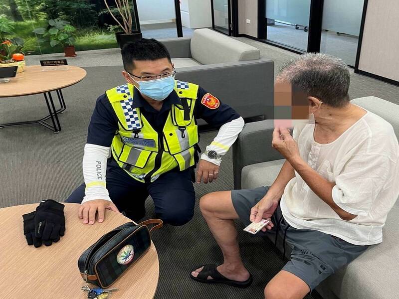 彰化縣警局員警苦口婆心向民眾宣導詐騙集團手法，民眾始知險遭詐騙匯款。 （警方提供）