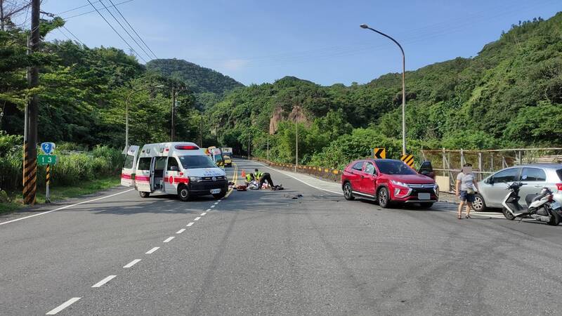 救護人員趕抵現場進行搶救，但最終未能保住機車騎士一命。（記者吳昇儒翻攝）