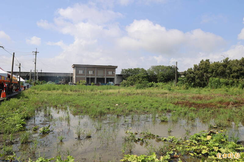 水林蔦松地區地勢低只要遇大雨即淹水，先前卡努颱風外圍環流影響水林雨勢滂沱，低窪地積水未退。（記者黃淑莉攝）