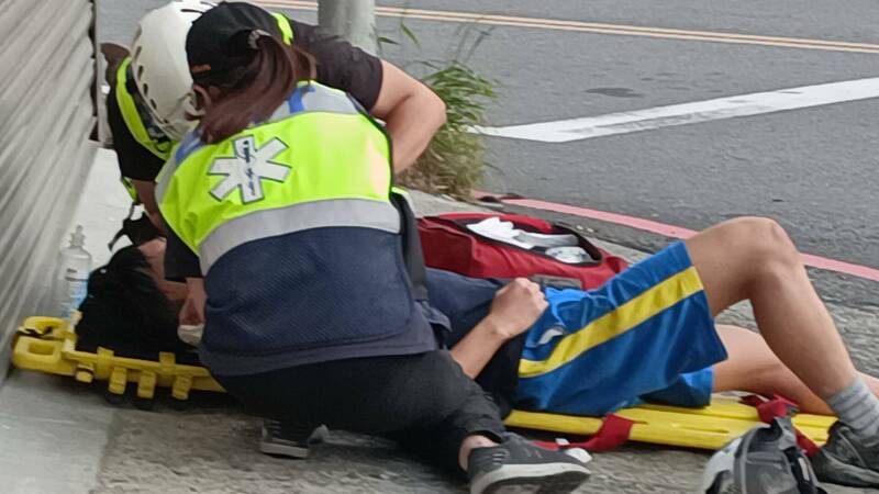 救護車載無生命跡象患者往醫院，被機車急煞撞上，騎士受傷送醫。（民眾提供）