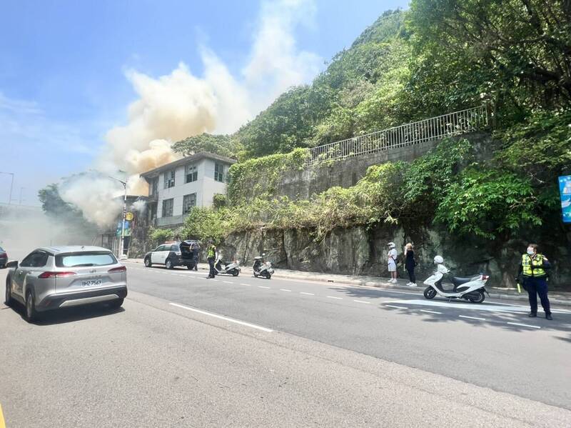 海門天險旁寺廟突然起火竄出濃煙，警方見狀趕緊通報119並進行交通指揮，以免用路人受到影響。（記者吳昇儒翻攝）