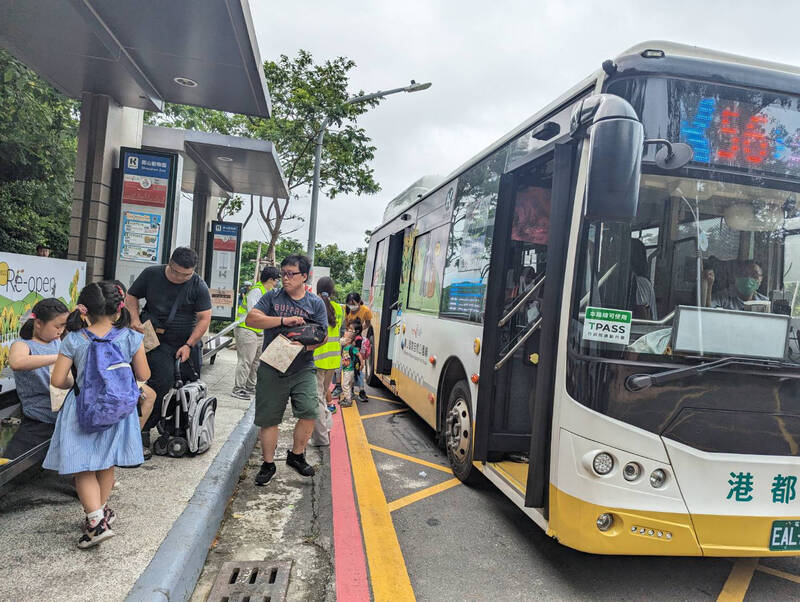 高市交通局宣布「週三公共運輸日」,9日起每週三棄騎車改搭公共運輸。(市府提供) 高市交通局宣布「週三公共運輸日」,9日起每週三棄騎車改搭公共運輸。(市府提供)