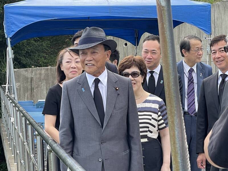 日本前首相、自民黨副總裁麻生太郎今日率團訪台，下午特地前往五指山公墓弔唁前總統李登輝。（李登輝基金會提供）