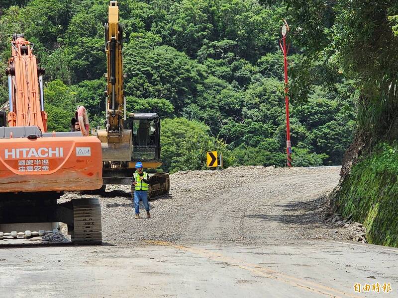 台14線75.9K忠勇橋路段，今天路基掏空出現嚴重龜裂下陷，經緊急灌漿搶，及開挖山壁替代車道才恢復通行。（記者佟振國攝）