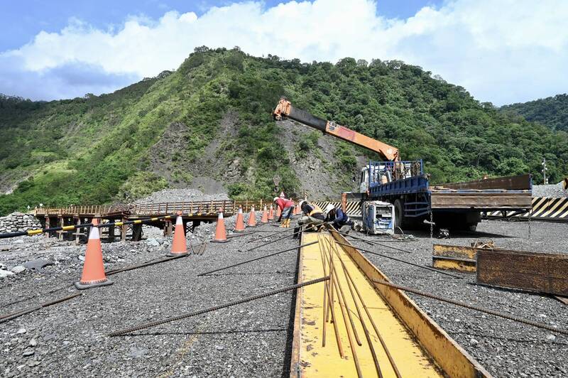 明霸克露橋鋼便橋修復工程積極趕工，預計9月底前完成修復。（高市新聞局提供）