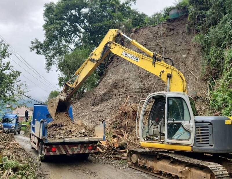 錯過父親節也要幫忙！中市7組團隊36人前進南投搶通道路。（圖：市府提供）