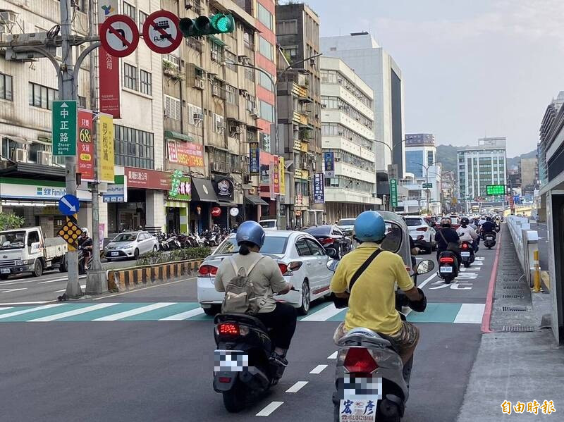 基隆中正路交通流量大。（記者盧賢秀攝）