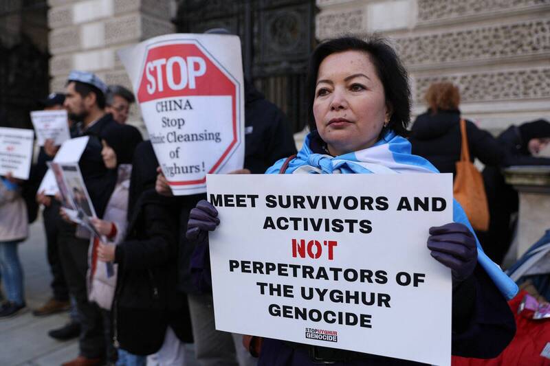 維吾爾人權活動家馬赫穆特（Rahima Mahmut）今年2月在倫敦的英國外交部前示威，抗議新疆自治區人民政府主席艾爾肯‧吐尼亞孜（Erkin Tuniyaz）來訪。（法新社）