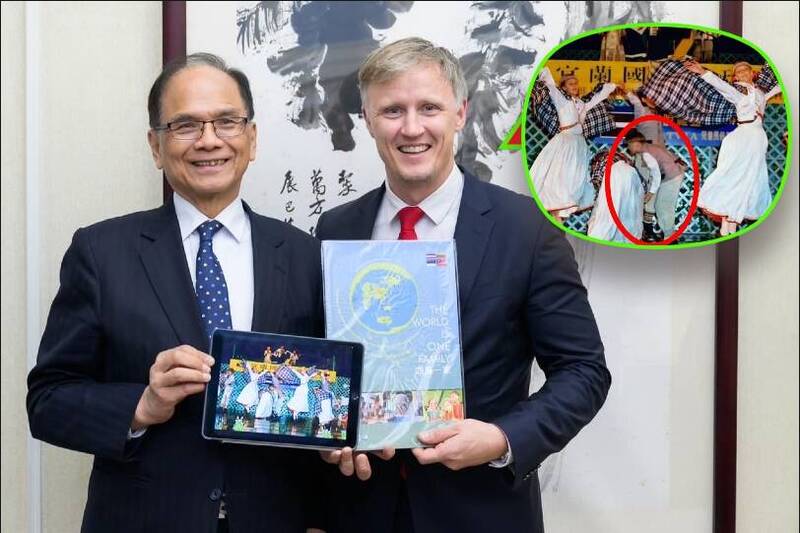 拉脫維亞國會外交委員會主席柯理和，12歲曾隨著該國的民俗舞蹈團，到宜蘭童玩節表演（紅圈處），今日喜見舊照。（圖取自游錫堃臉書）