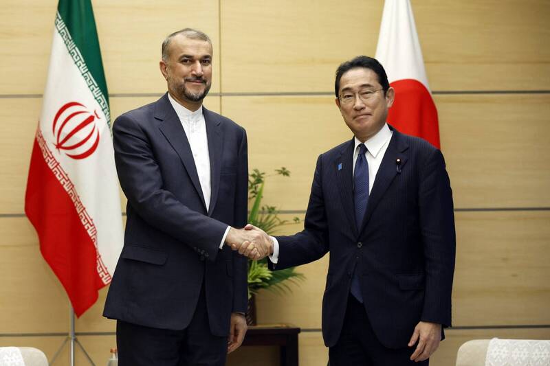 日本首相岸田文雄7日在官邸会见来访的伊朗外长阿布杜拉希安。（美联社）(photo:LTN)