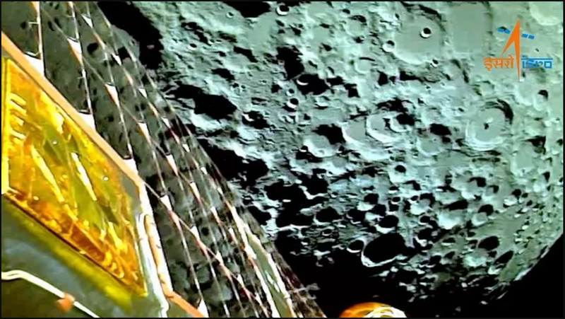 印度「月船3號」傳回月球空拍圖，隕石坑洞清晰。（取自ISRO）