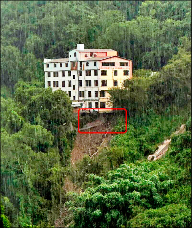 麗來飯店因豪雨沖刷，地基部分遭掏空（紅框處），岌岌可危。（仁愛鄉公所提供）