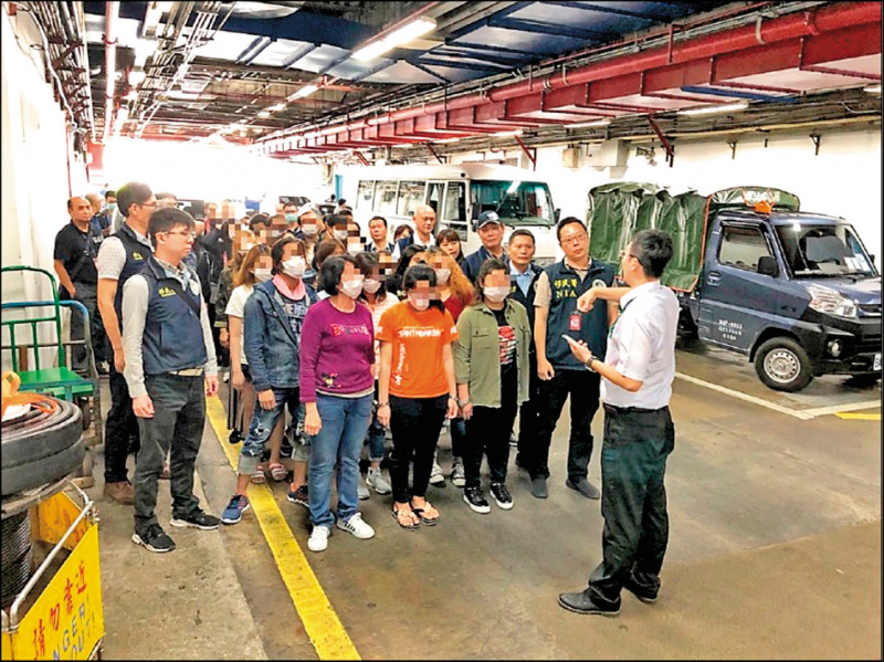 台灣境內失聯移工人數居高不下；圖為移民署人員過往執行遣送情形。（資料照）