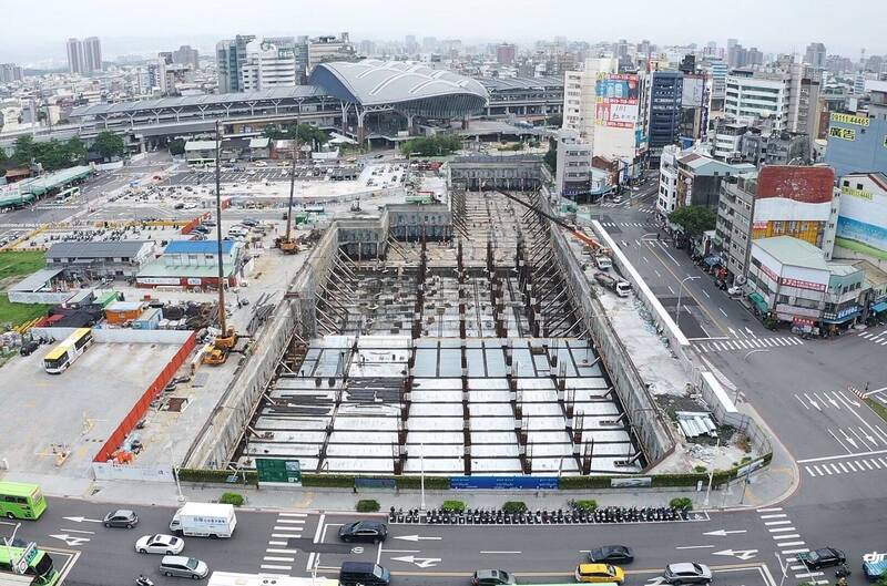 大台中轉運中心工程進行中，並規劃地下3層及地上2層結構，預計2025年完工。（市府提供）