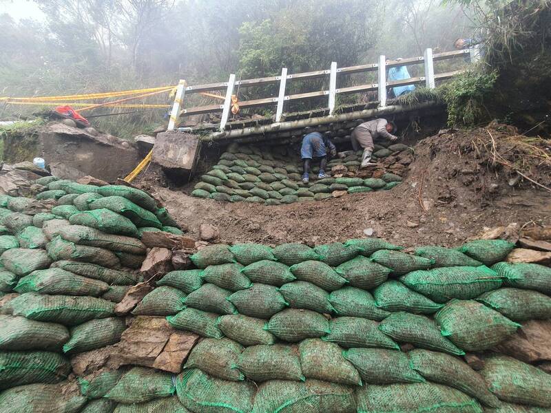 玉山主峰線因卡努颱風暴雨導致棧橋路基流失，經連日修復已開放入山。（圖由玉管處提供）