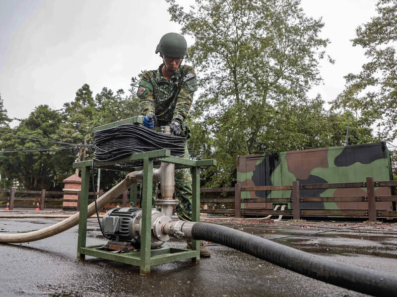 陸軍十軍團已出動淨水車供水，國軍也調度兵力加速災後復原工作。（圖取自蔡英文臉書）