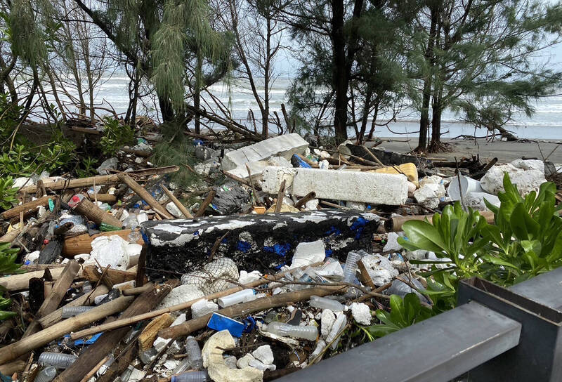 台南七股網仔寮沙洲在7月底颱風過後滿布海廢。（民眾提供）