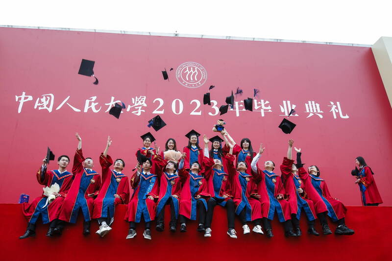 一群今年6月毕业的中国人民大学毕业生。（欧新社）(photo:LTN)