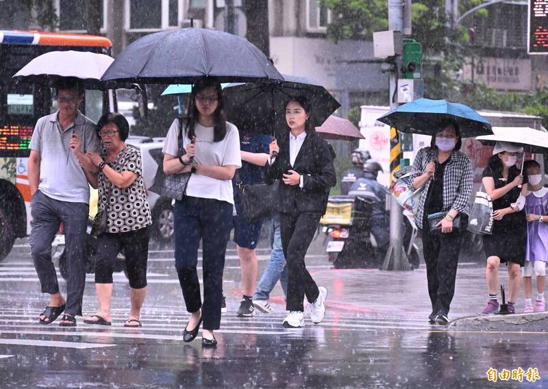 今天中南部天氣仍不穩定，易有短延時陣雨或雷雨並有局部大雨發生，特別在南部局部地區有機會來到豪雨。（資料照）