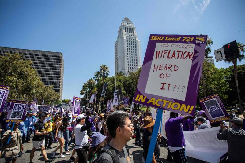 包括技工、救生员、交通官员等政府僱员，8日聚集在洛杉矶市政厅前示威。（法新社）(photo:LTN)