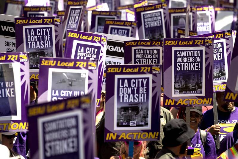 美国加州洛杉矶市府僱员8日发动罢工行动，身着紫色上衣或市政工作服的民众纷纷走上街头。（欧新社）(photo:LTN)