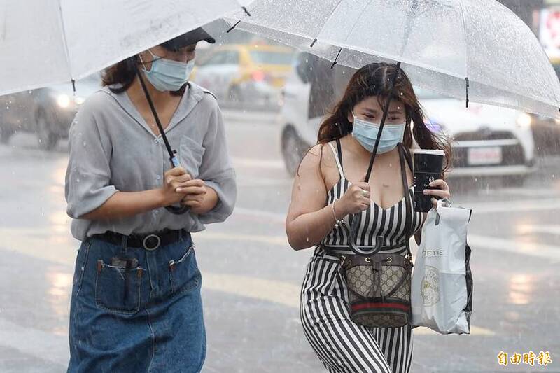 今日至週五西南季風略減弱，但水氣多，大氣仍很不穩定，降雨範圍擴大，西半部有局部陣雨或雷雨，中南部有大雷雨發生的機率。（資料照）