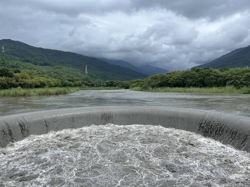 調節池引水情形。（圖由屏東縣政府提供）