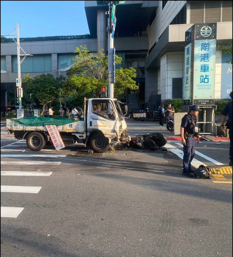 北市南港車站前，昨下午17時許發生一起驚險車禍。（記者鄭景議翻攝）