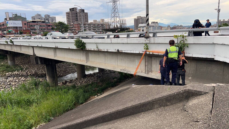 警方在現場拉起封鎖線勘查。（民眾提供）