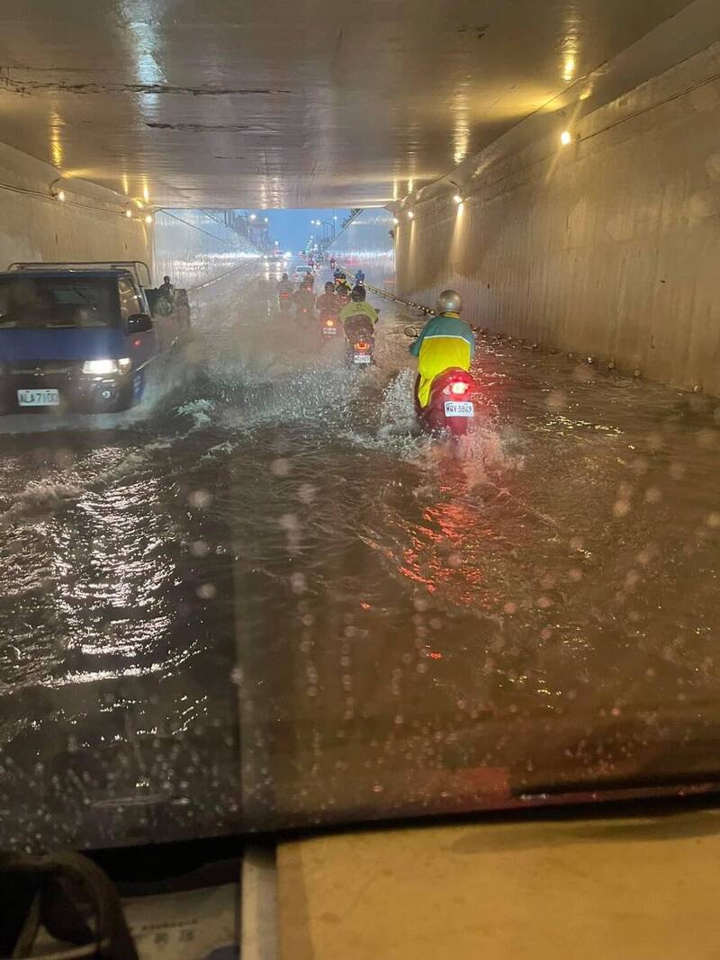 桃園中壢10日午後強降雨，普忠地下道積水半個輪胎高。（民眾提供）