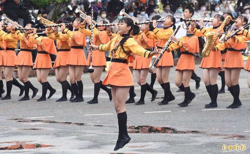 日本京都橘高校吹奏樂部去年應邀在我國慶演出，掀起橘色惡魔旋風。圖前為時任指揮木花百花。（資料照）