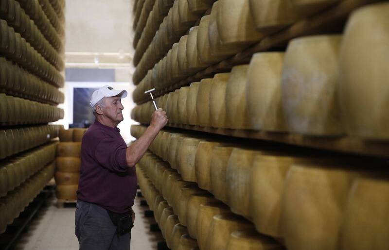 義大利一名74歲的乾酪工廠老闆，日前在巡視乾酪倉庫時，因放置乾酪的貨架突然斷裂，導致他被多達1萬5000輪的巨大帕達諾乾酪（Grana Padano）活埋而死。圖為乾酪儲藏示意圖，與新聞事件無關。（資料照）