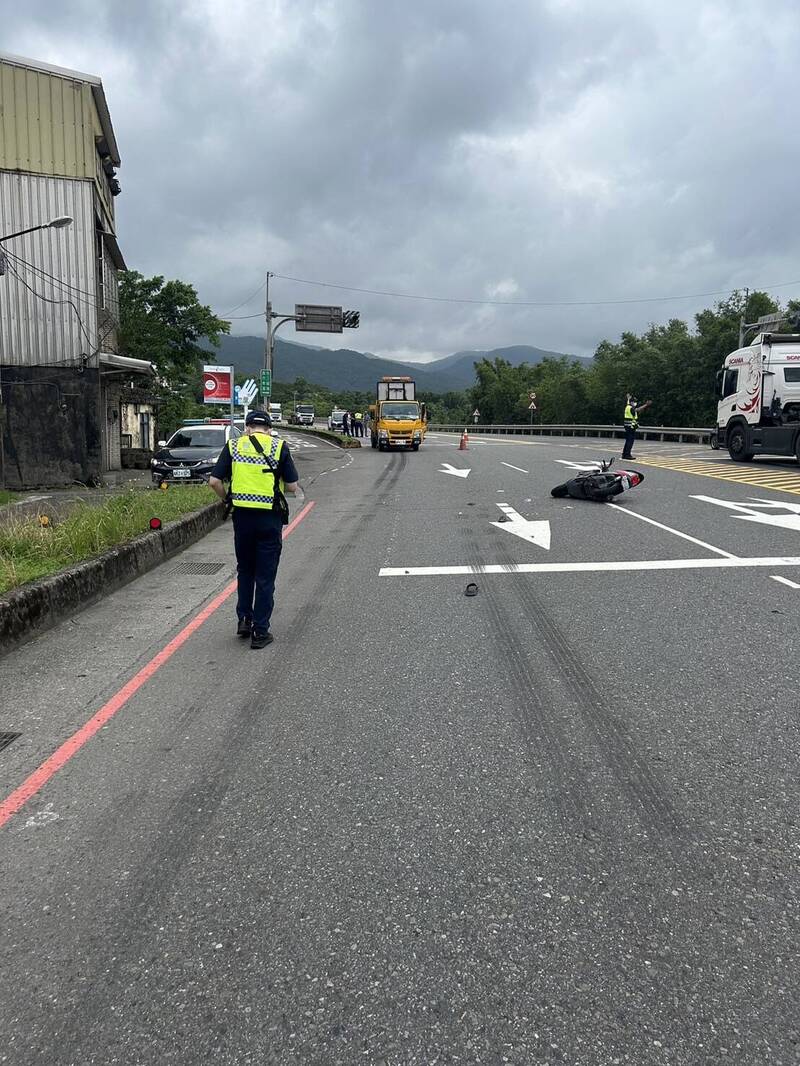 8旬吳姓老翁今天近午騎車行經台2線北部濱海公路一處T字路口時，與貨櫃車發生碰撞，吳翁當場失去生命跡象；經送醫急救後，傷重不治。（記者林嘉東翻攝）