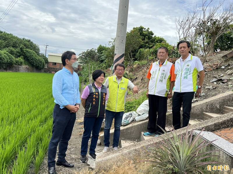 立委劉建國（左1）、四河局局長李友平（中）等人會勘濁水溪舊堤防，將逐步爭取經費改善。（記者黃淑莉攝）