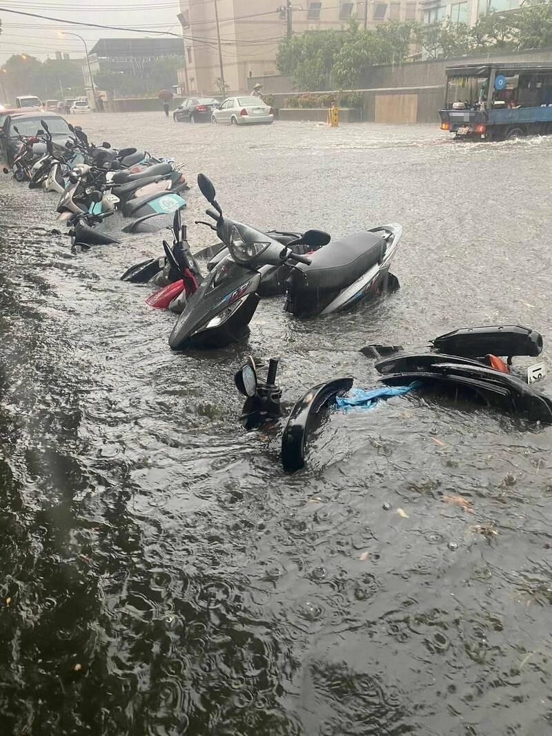 昨天大雨造成龜山工業區興邦路嚴重淹水。（擷取自陳葦澤 龜山少年郎臉書）