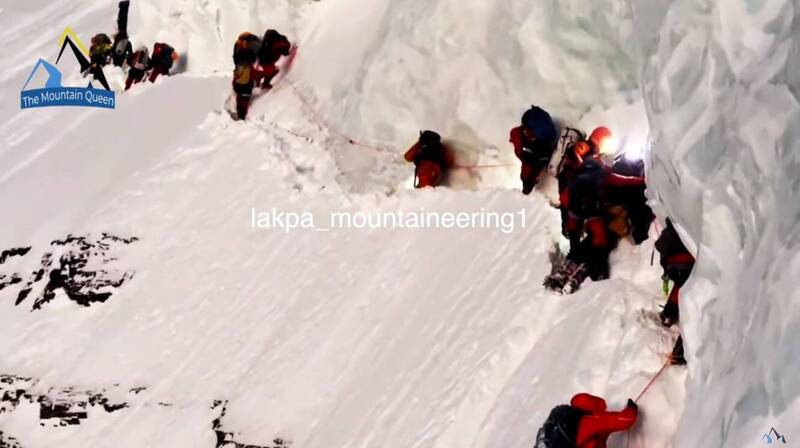 海珊倒在K2峰的雪地上,旁邊經過50人登山團卻未伸出援手,直接跨過他的身體,海珊最後不幸殞命。(圖擷自Mountain Queen YouTube) 海珊倒在K2峰的雪地上,旁邊經過50人登山團卻未伸出援手,直接跨過他的身體,海珊最後不幸殞命。(圖擷自Mountain Queen YouTube)