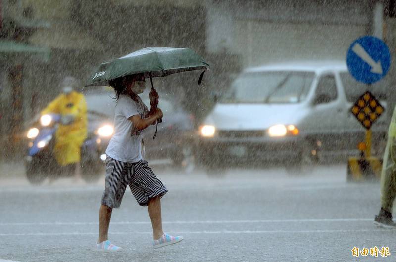 氣象局今晨持續對嘉義以南5縣市發布豪、大雨特報，午後受熱力作用，其他地方也會有短暫雷陣雨出現，尤其中部以北降雨明顯，容易有短延時的大雷雨，並有局部大雨或豪雨發生的機會。（資料照）