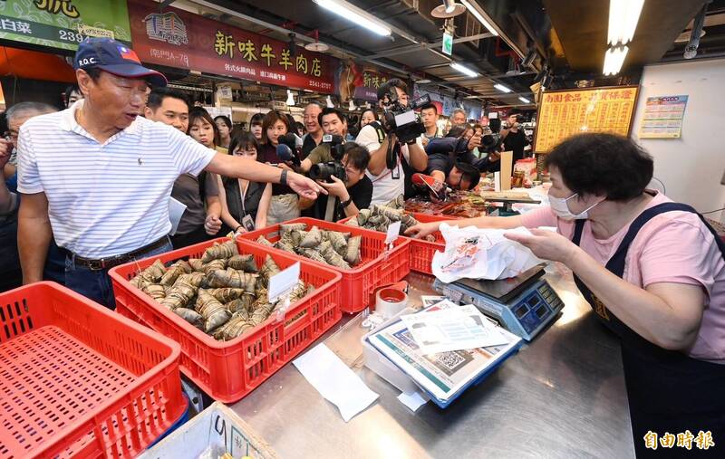 鴻海創辦人郭台銘動作頻頻，近期前往不同地方視察，引發外界猜測是否參選總統，他今中午前往南門中繼市場與攤商互動。（記者劉信德攝）