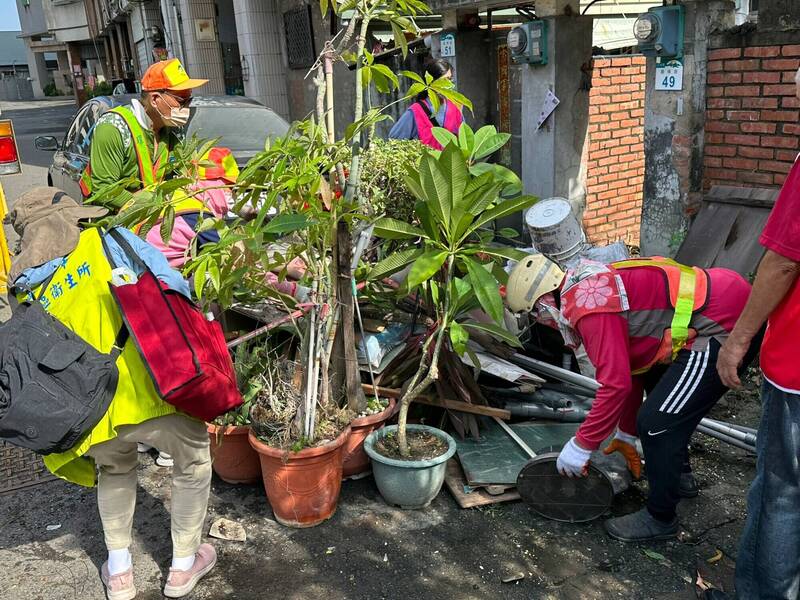 高雄市府防疫團隊今在小港區青山里周邊等3里，號召鄰里長、志工進行登革熱環境大掃蕩。（高雄市衛生局提供）