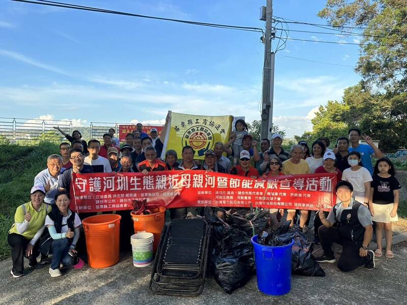 苗栗縣工商協進會舉辦中港溪淨溪活動，並安排生態導覽，讓民眾了解苗北地區「母親河」中港溪的人文歷史，盼藉此喚起鄉親對中港溪的生態環境保護，吸引不少親子參與。 （苗栗縣工商協進會提供）