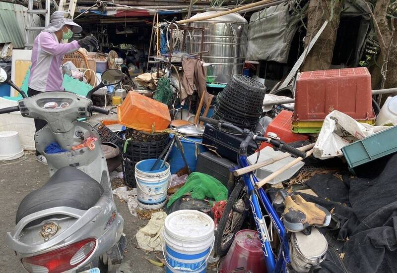 台南市長黃偉哲提醒，雨後戶外積水容器若不儘快清除，可能變成病媒蚊孳生的大溫床。（台南市衛生局提供）