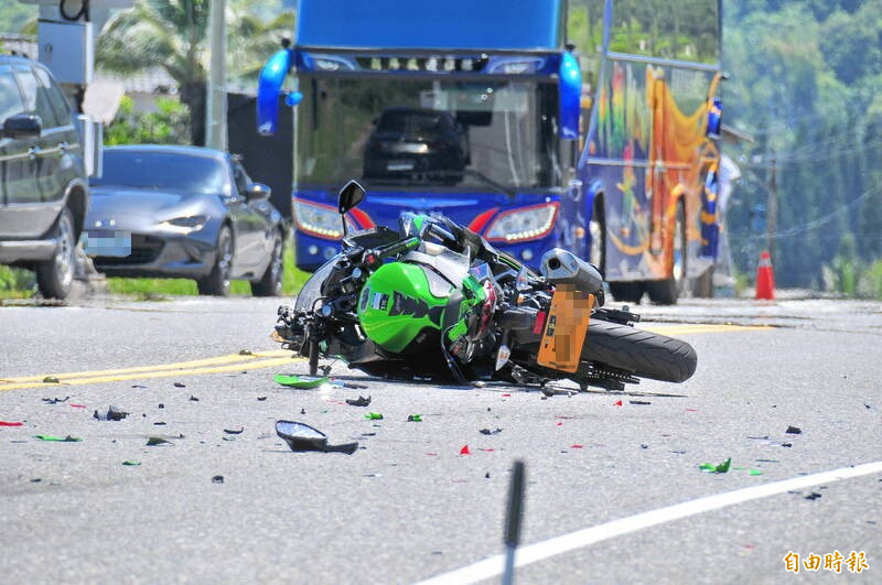 台11線新社路段下午發生車禍，黃牌川崎重機撞到轎車尾，車頭撞爛倒地。（記者花孟璟攝）