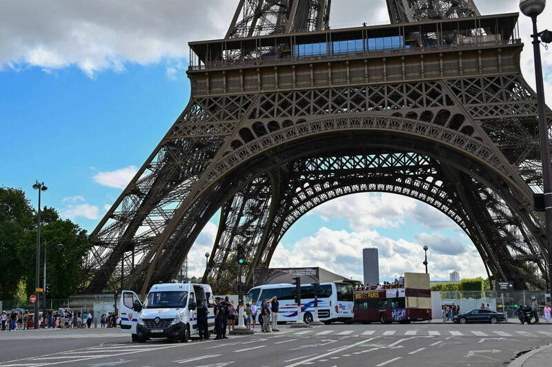 法国巴黎艾菲尔铁塔今天因接获炸弹威胁，紧急疏散3个楼层的游客并对外关闭。（法新社）(photo:LTN)