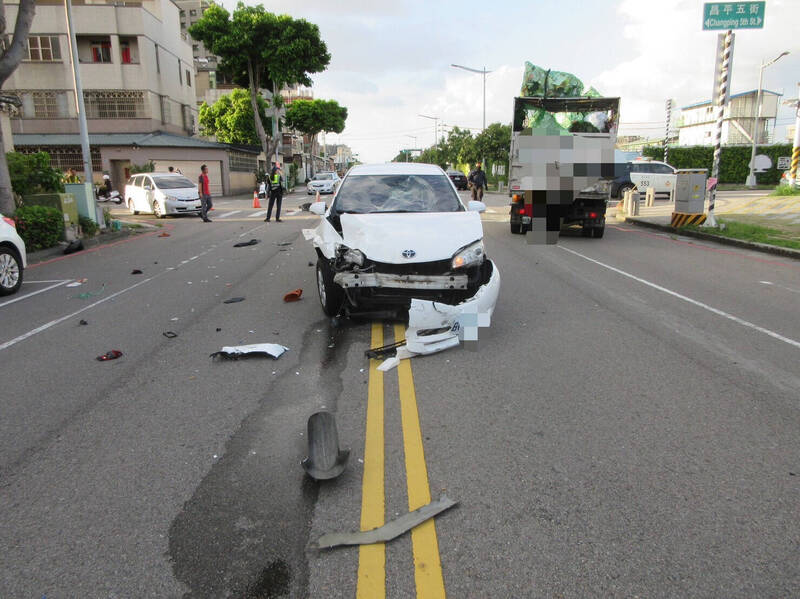 台中市李姓外送員12日傍晚騎車行經北屯區一處路口與自小客相撞，噴飛後撞上對向行駛中的資源回收車，當場失去生命跡象送醫不治；圖為發生死亡車禍路口。（民眾提供）