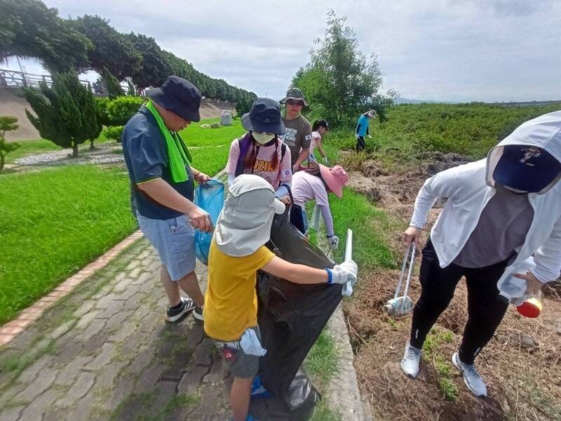 三河局號召民眾，在烏溪出海口的麗水漁港舉辦河川淨灘活動，大家撿拾垃圾還給河川乾淨的面貌。（圖由三河局提供）