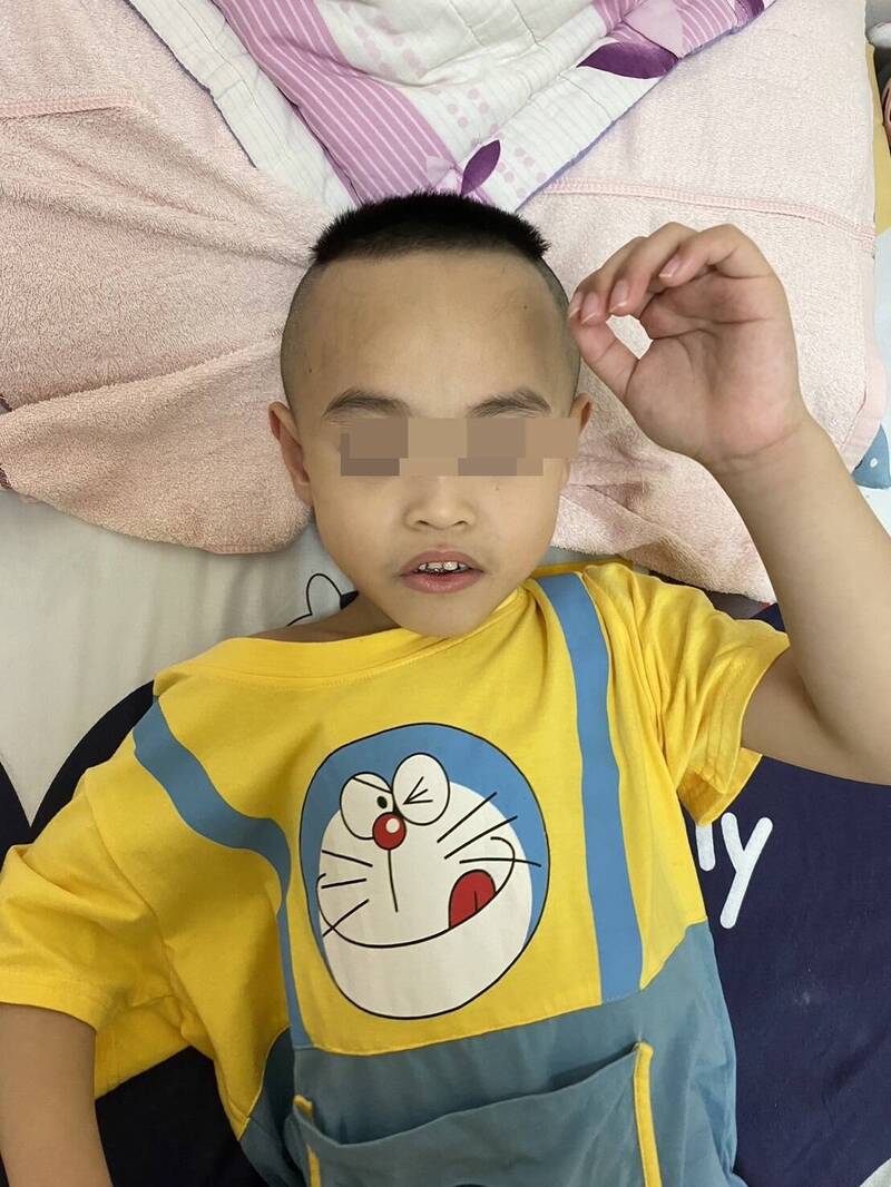 一名5歲男童，在苗栗縣一家早療中心癱倒顱內出血，目前在加護病房急救中，家屬要求全案發生真相。（圖由家屬提供）