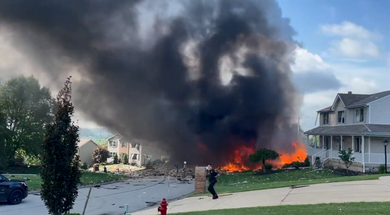 美国宾州民宅发生大爆炸，火势吞没另外两栋住宅，已知造成1死3伤、数人失踪。（图撷自@ReadyAlerts推特）(photo:LTN)