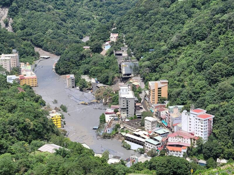 仁愛鄉廬山溫泉塔羅灣溪暴漲，至今對岸馬赫坡部落交通仍中斷。（民眾提供）