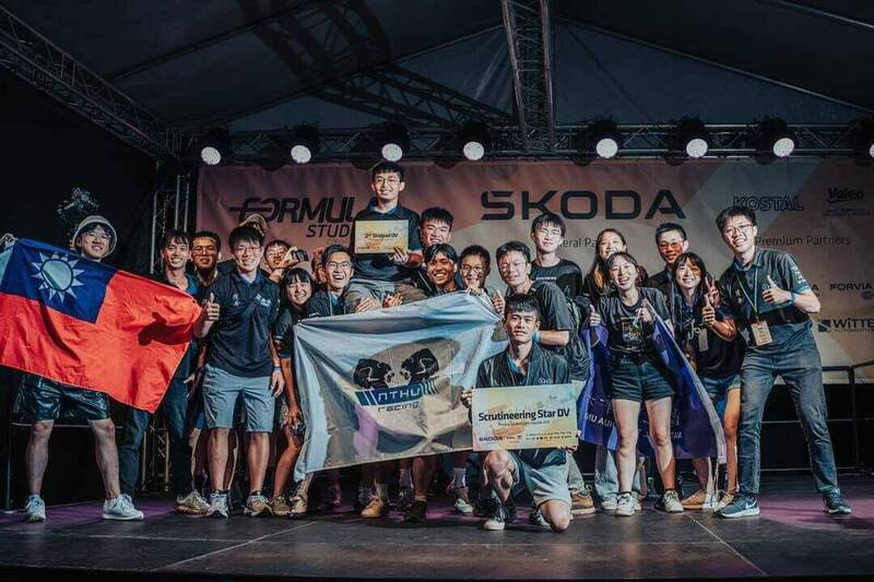 清華大學賽車工廠遠征捷克，在國際學生方程式賽車的無人車八字繞環項目勇奪亞軍。（清大提供）
