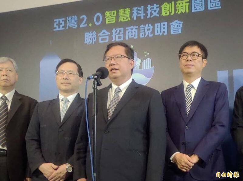 行政院副院長鄭文燦今天在高雄受訪，針對雲豹能源董事長賴勁麟掛名負責人的18家能源公司500多萬元政治獻金多半都給新潮流參選人，強調「若有違法，請大家指出」。（記者王榮祥攝）